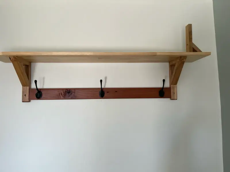 Estante de madera con ganchos para pared - 2