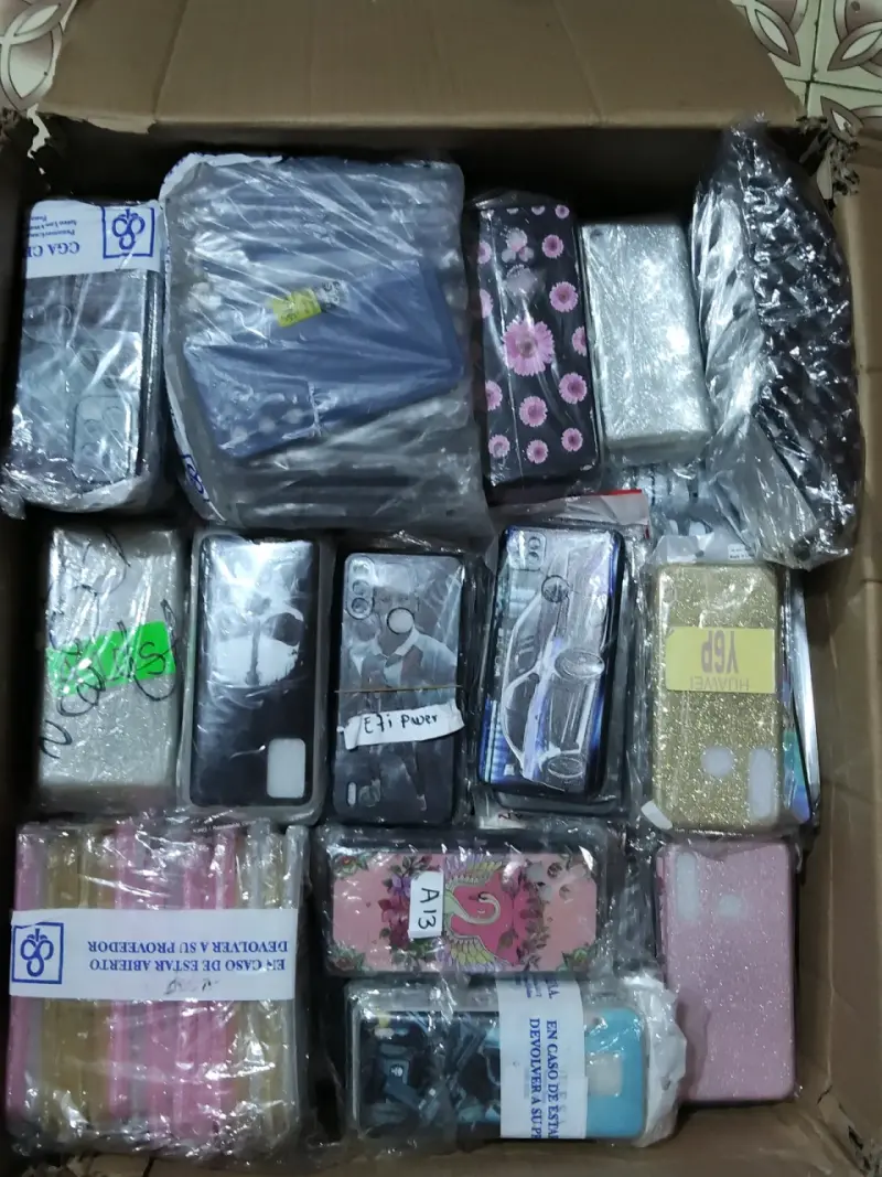 Lote de fundas para celulares con diseños variados - 2