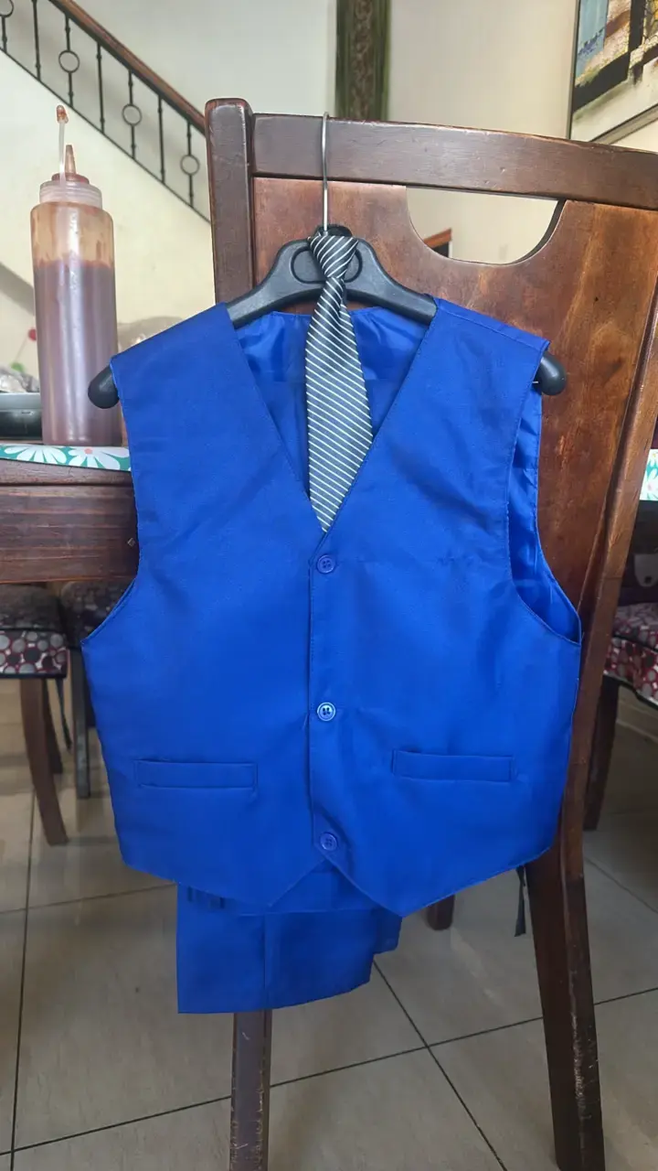Traje azul para niño con corbata, modelo slim - 2