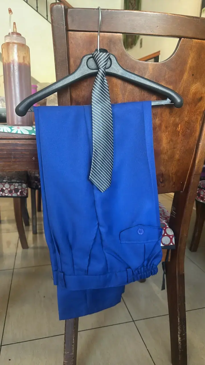 Traje azul para niño con corbata, modelo slim - 3