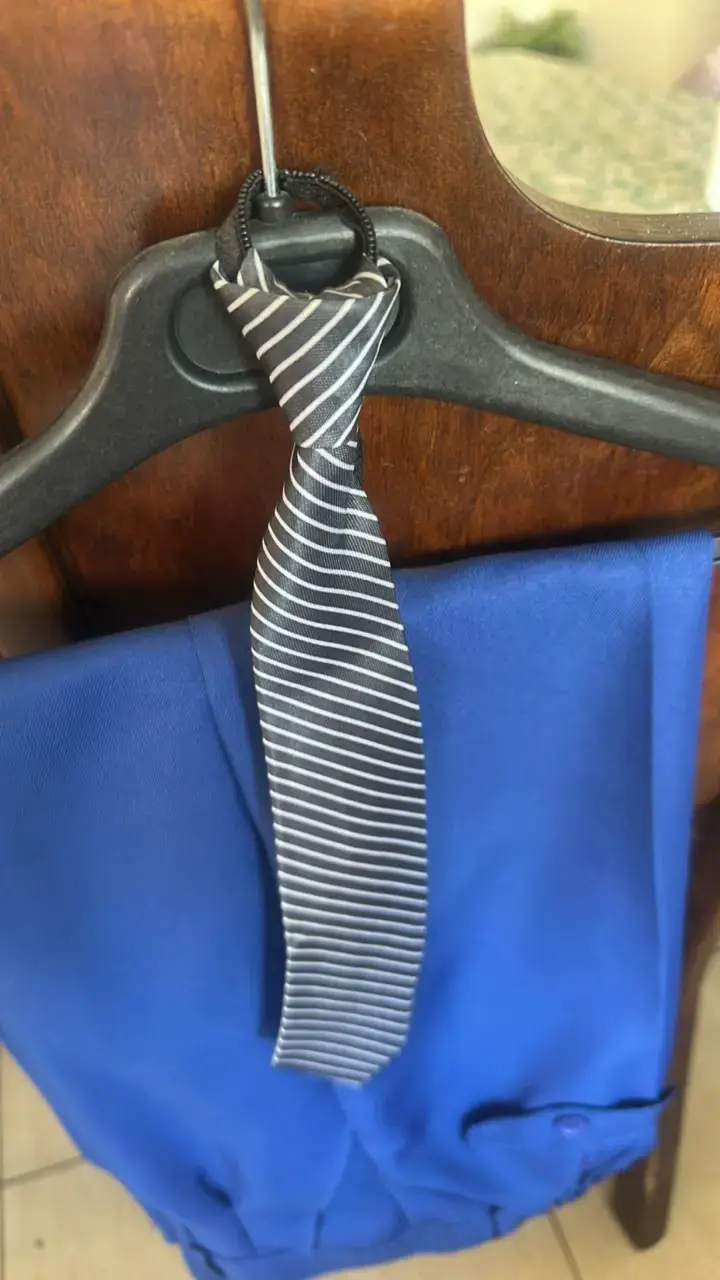 Traje azul para niño con corbata, modelo slim - 4