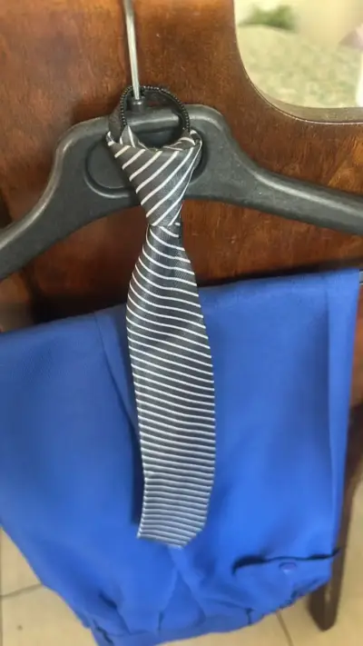 Traje azul para niño con corbata, modelo slim - miniatura 4