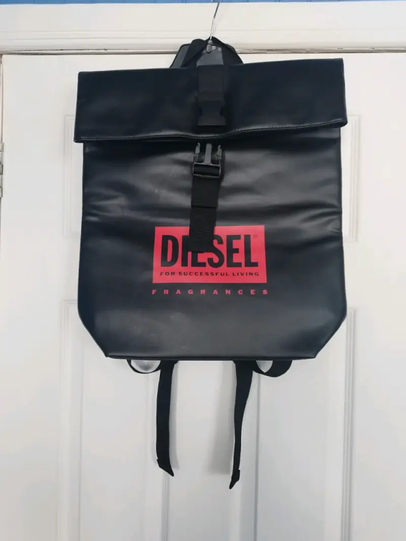 Mochila negra Diesel con logo rojo - 1