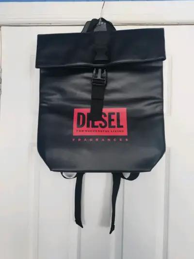 Mochila negra Diesel con logo rojo - miniatura 1