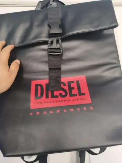Mochila negra Diesel con logo rojo - miniatura 4