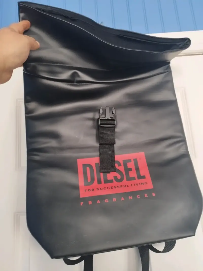 Mochila negra Diesel con logo rojo - 5