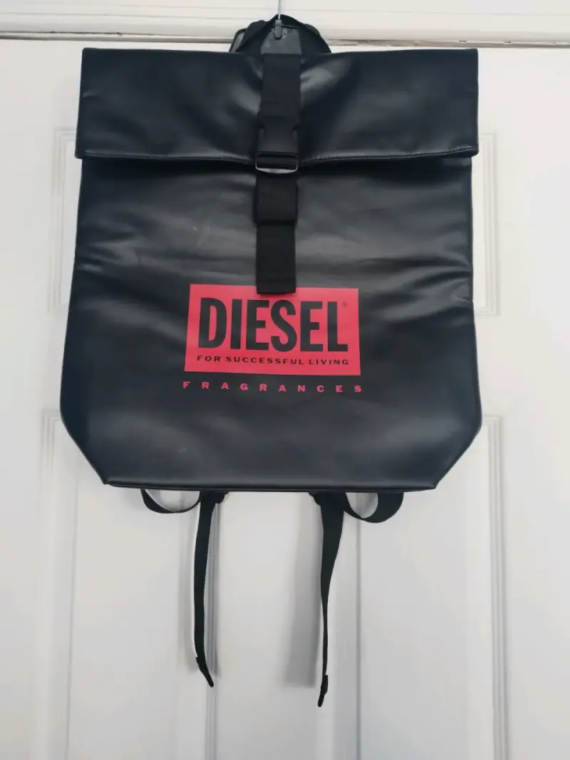 Mochila negra Diesel con logo rojo - 6