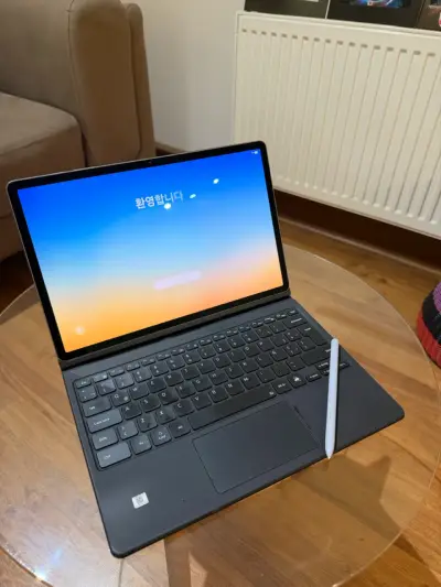 Tablet con teclado y lápiz óptico - miniatura 1