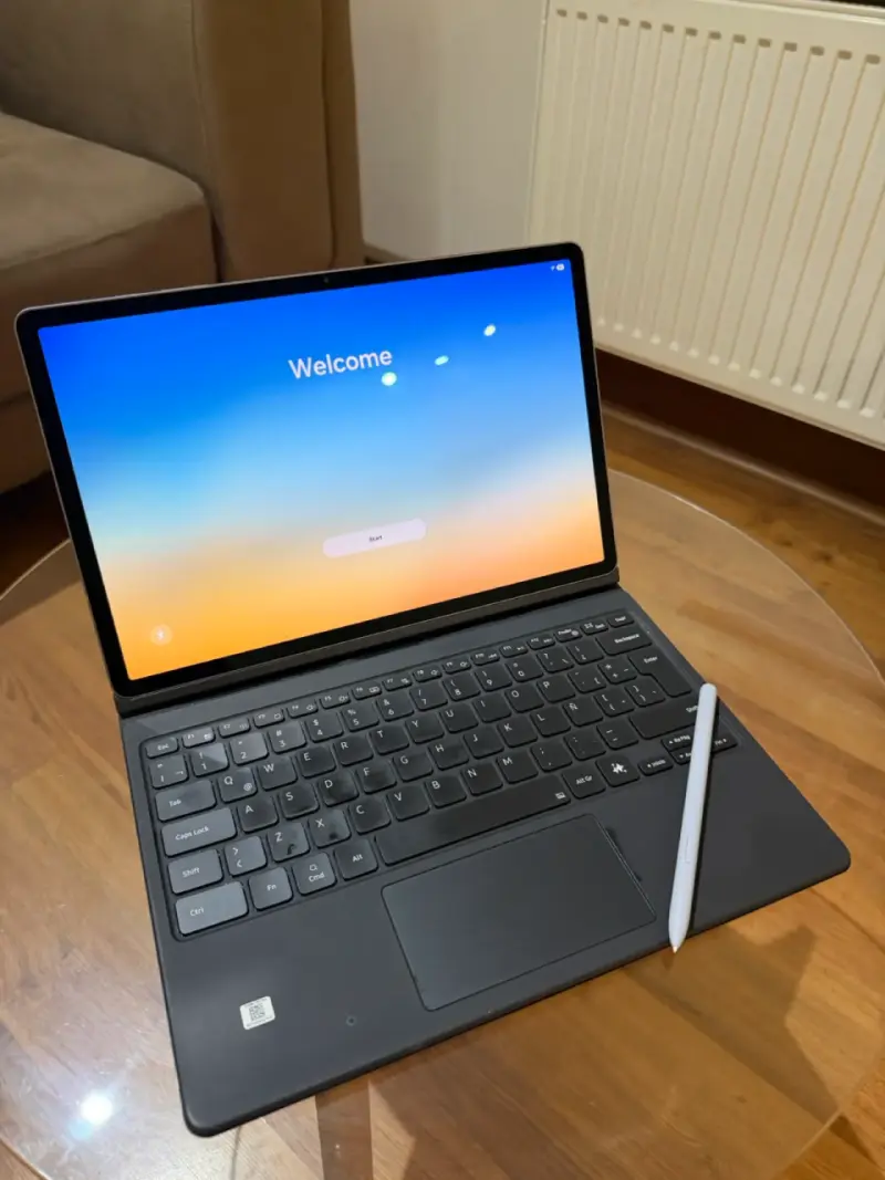 Tablet con teclado y lápiz óptico - 2