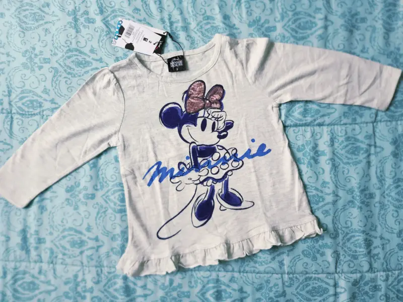 Polera infantil Minnie Mouse gris con volantes
