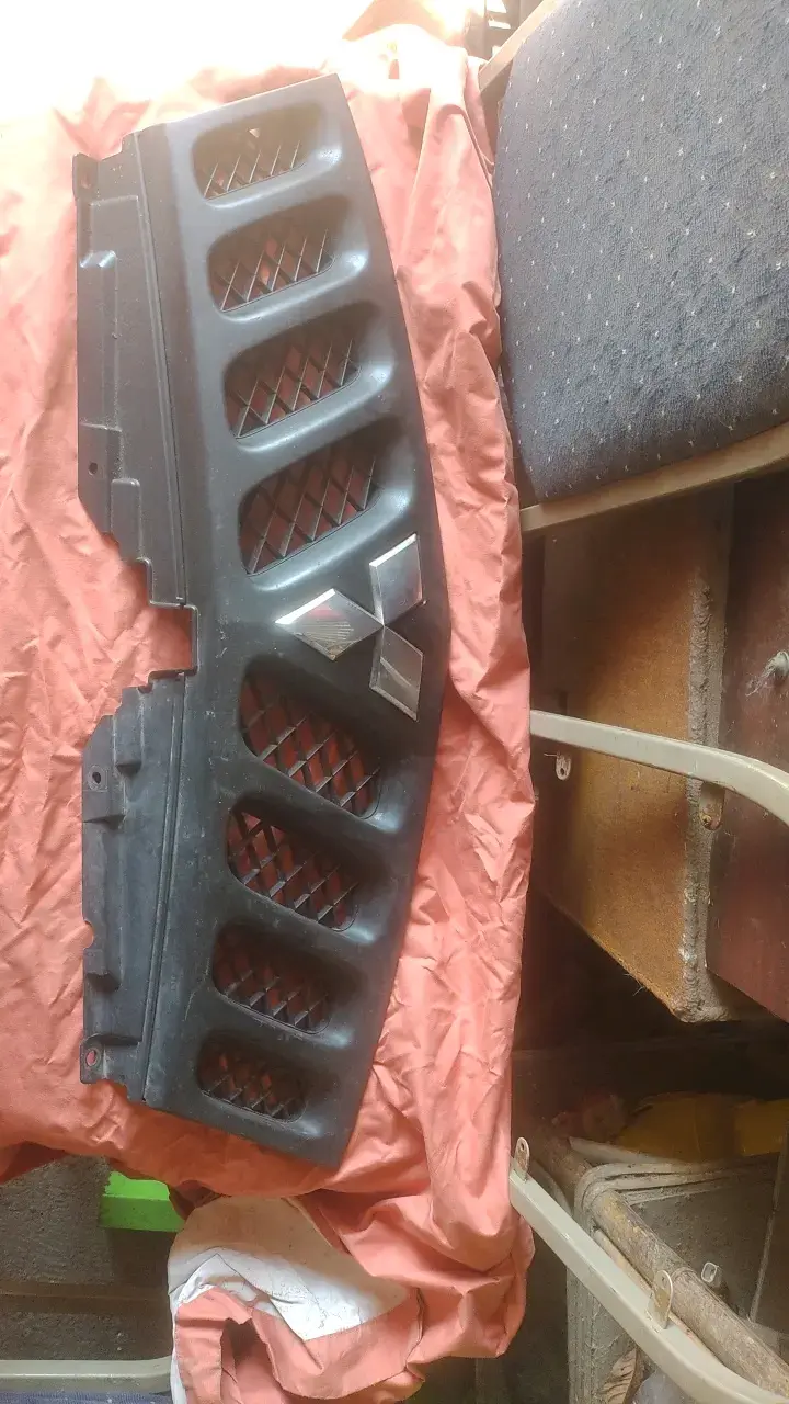Parrilla delantera para Mitsubishi - 1