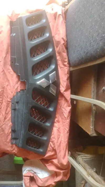 Parrilla delantera para Mitsubishi - miniatura 1