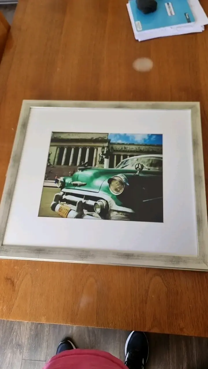 Cuadro con imagen de auto clásico en marco blanco - 1