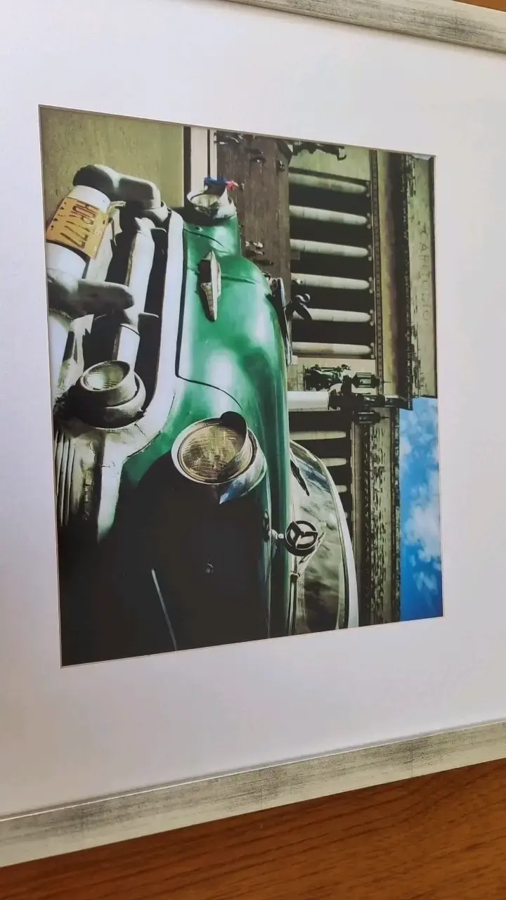 Cuadro con imagen de auto clásico en marco blanco - 2