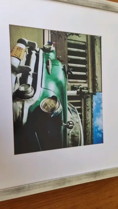 Cuadro con imagen de auto clásico en marco blanco - miniatura 2