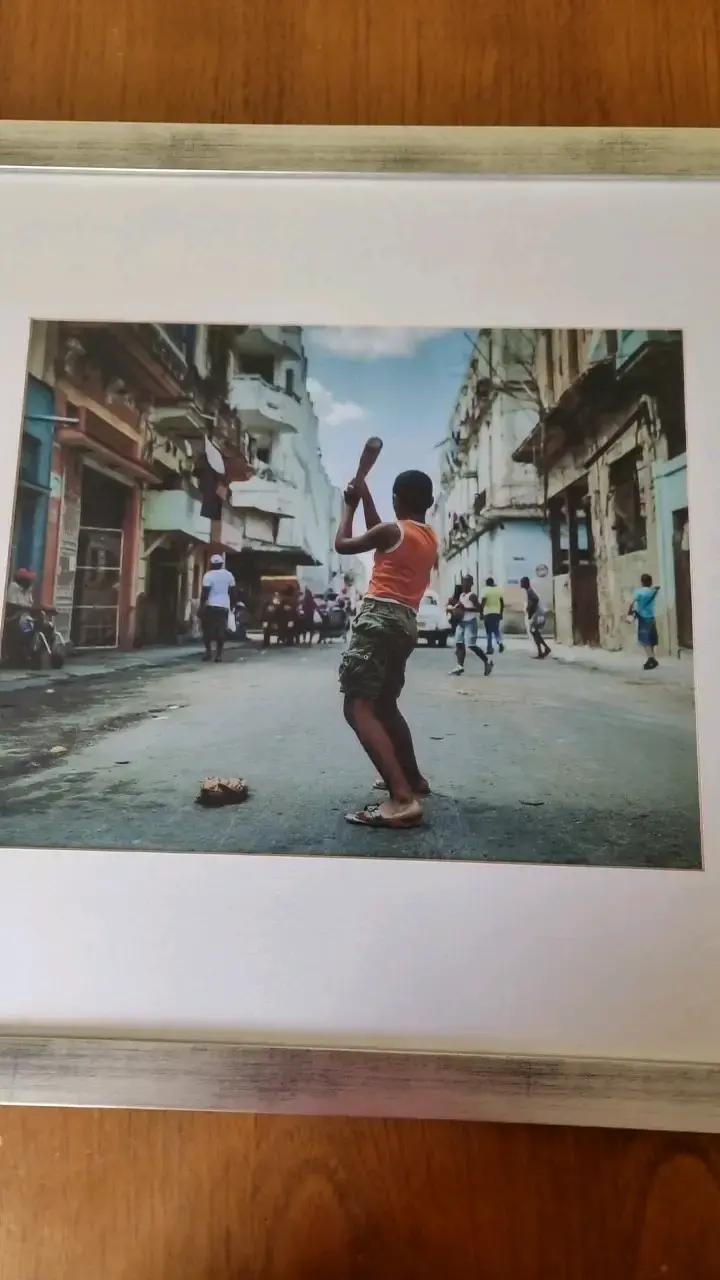 Cuadro con Fotografía de Calle en Marco de Madera - 2