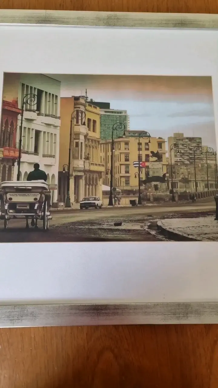 Cuadro con Fotografía de Ciudad en Marco Blanco - 2