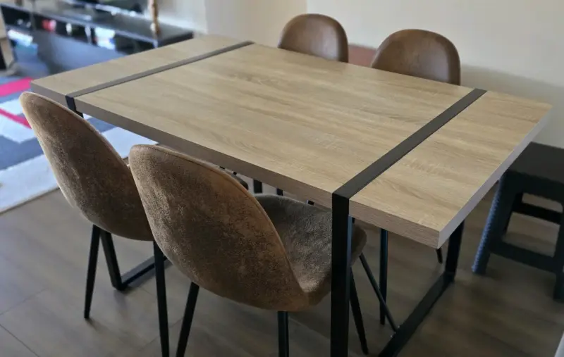 Mesa de comedor moderna con sillas - 1