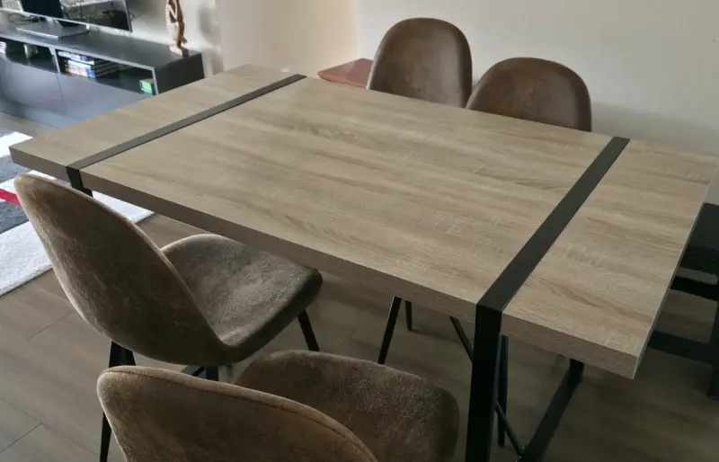 Mesa de comedor moderna con sillas - 2