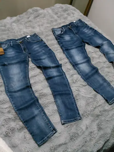 Jeans azul para hombre con diseño moderno - miniatura 1