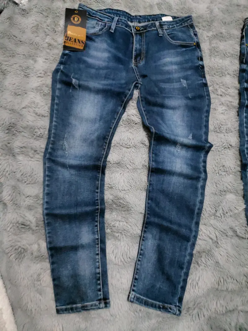Jeans azul para hombre con diseño moderno - 2