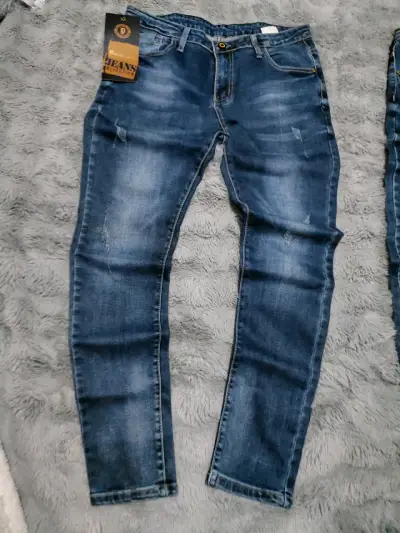 Jeans azul para hombre con diseño moderno - miniatura 2