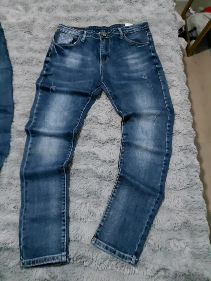 Jeans azul para hombre con diseño moderno - 3