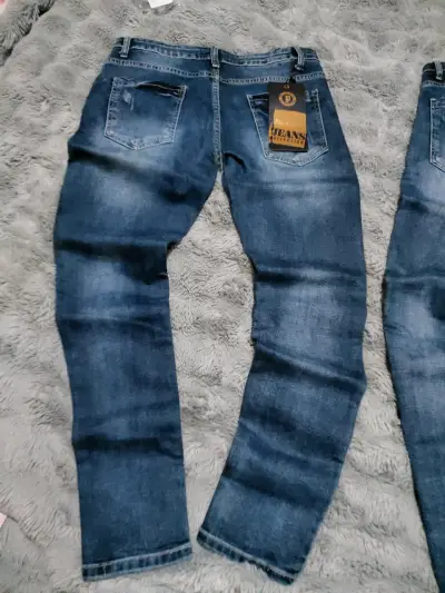 Jeans azul para hombre con diseño moderno - miniatura 4