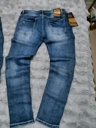 Jeans azul para hombre con diseño moderno - miniatura 5