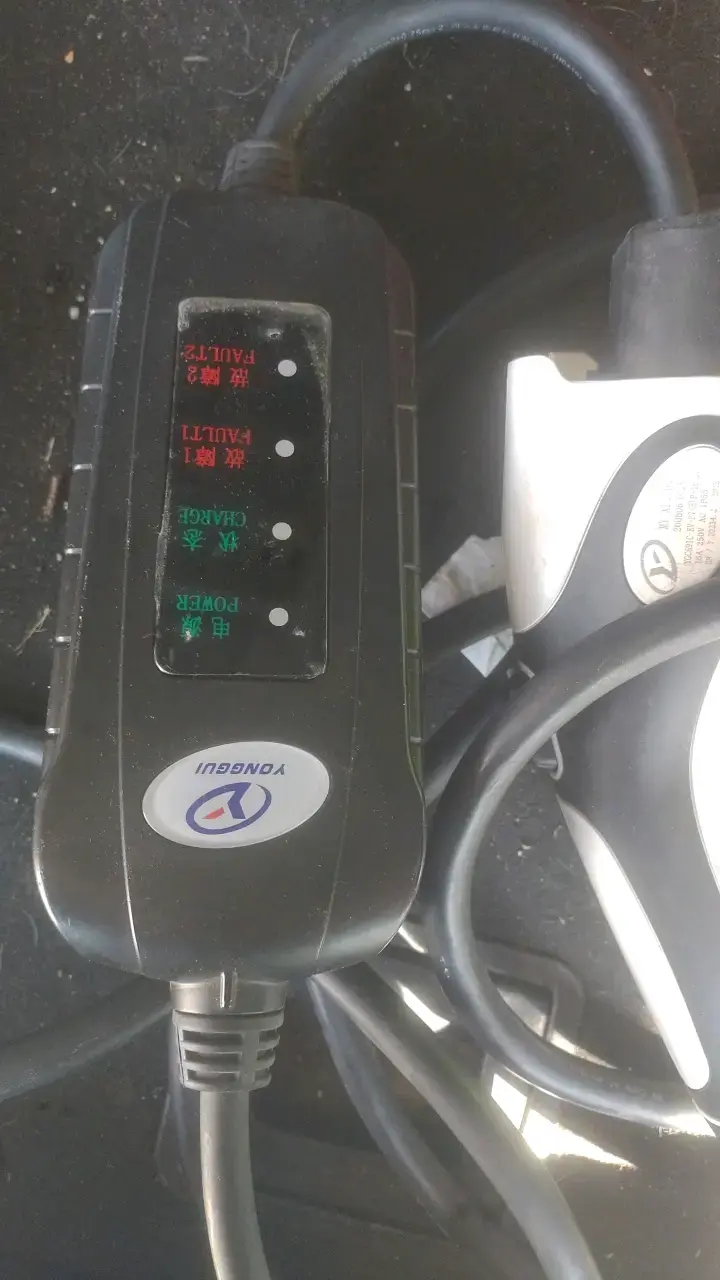 Cargador de auto eléctrico Yonggui con cable - 1