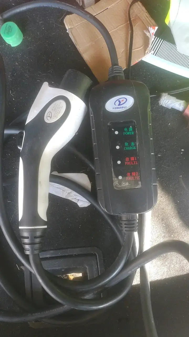 Cargador de auto eléctrico Yonggui con cable - 2