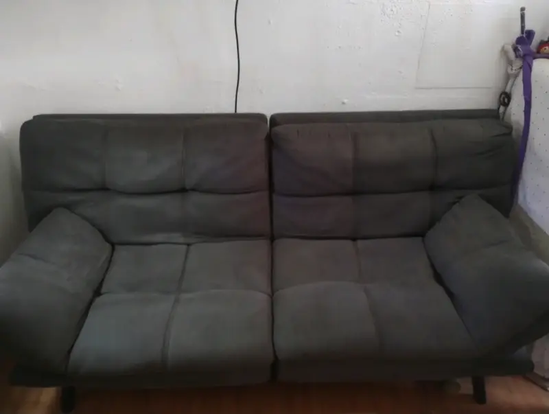 Sofá cama gris en buen estado