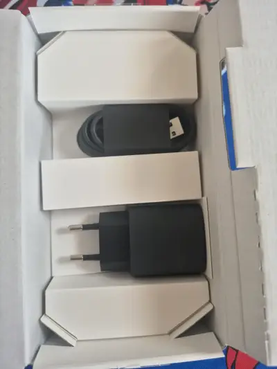Smartphone Motorola Moto G06 con cargador - miniatura 1