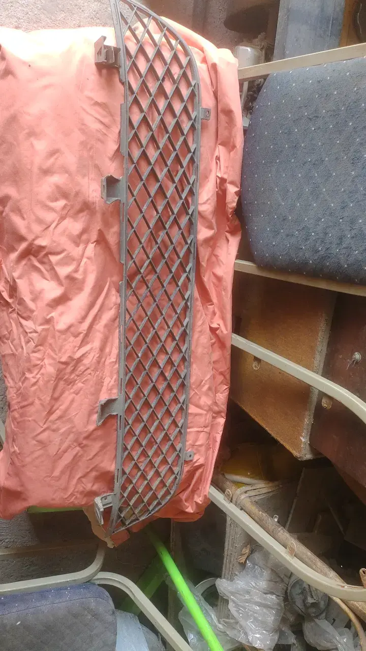 Parrilla delantera para auto en buen estado - 1