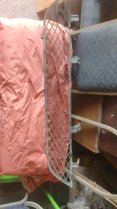 Parrilla delantera para auto en buen estado - miniatura 2
