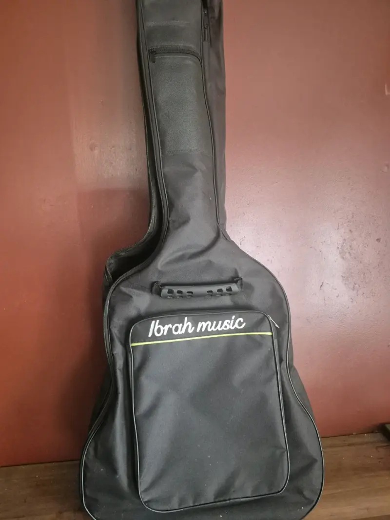 Guitarra acústica negra con funda Ibrah Music - 1