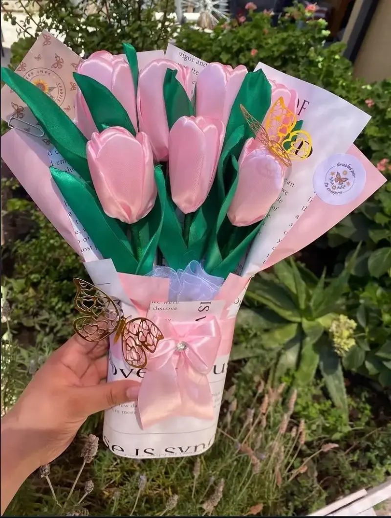 Ramo de tulipanes eternos rosa con mariposas