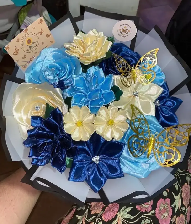 Ramo mixto de flores eternas con mariposas