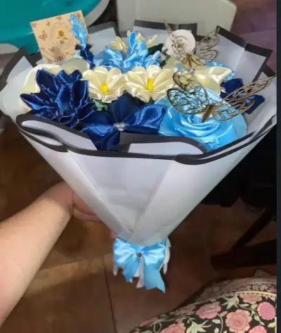 Ramo mixto de flores eternas con mariposas - miniatura 2