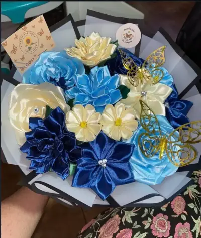Ramo mixto de flores eternas con mariposas - miniatura 4