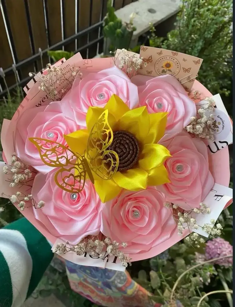 Ramo de Rosas y girasol eterno con mariposas