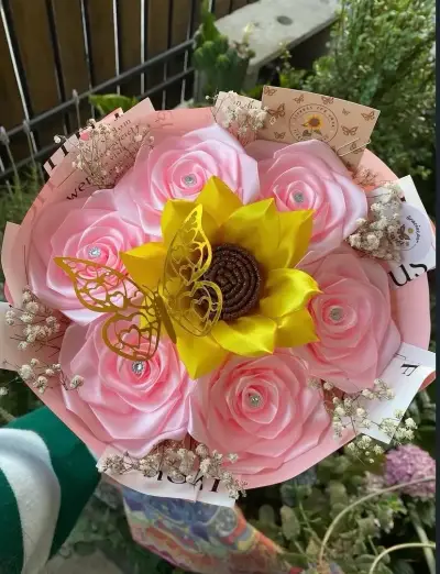 Ramo de Rosas y girasol eterno con mariposas - miniatura 1
