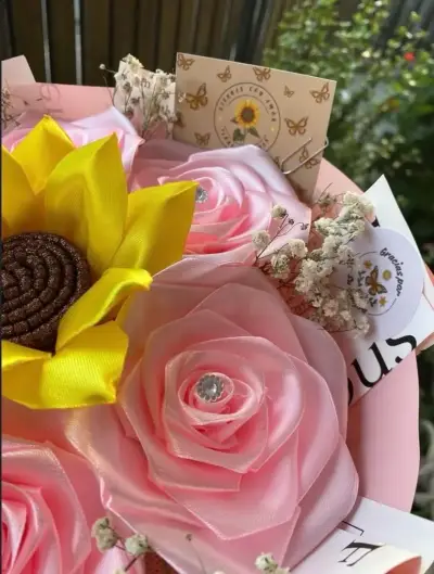 Ramo de Rosas y girasol eterno con mariposas - miniatura 2