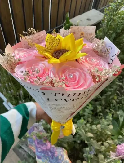 Ramo de Rosas y girasol eterno con mariposas - miniatura 3