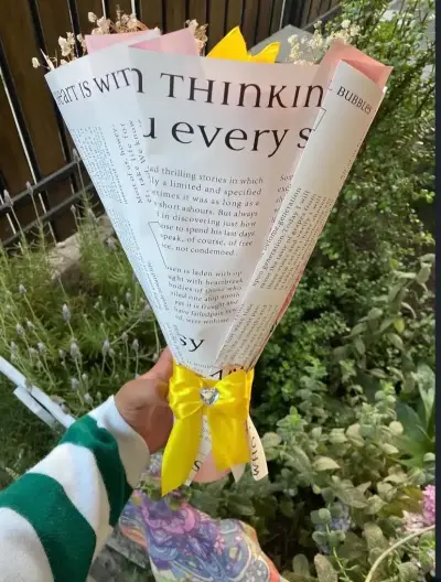 Ramo de Rosas y girasol eterno con mariposas - miniatura 4
