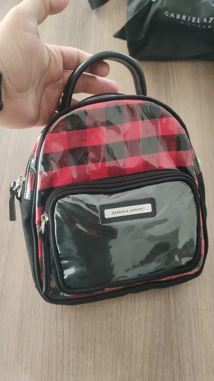 Mochila pequeña a cuadros rojos y negros Gabriela Zapata - 2