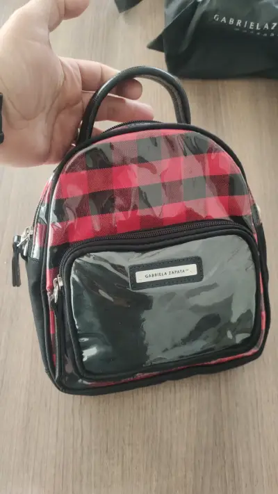 Mochila pequeña a cuadros rojos y negros Gabriela Zapata - miniatura 2