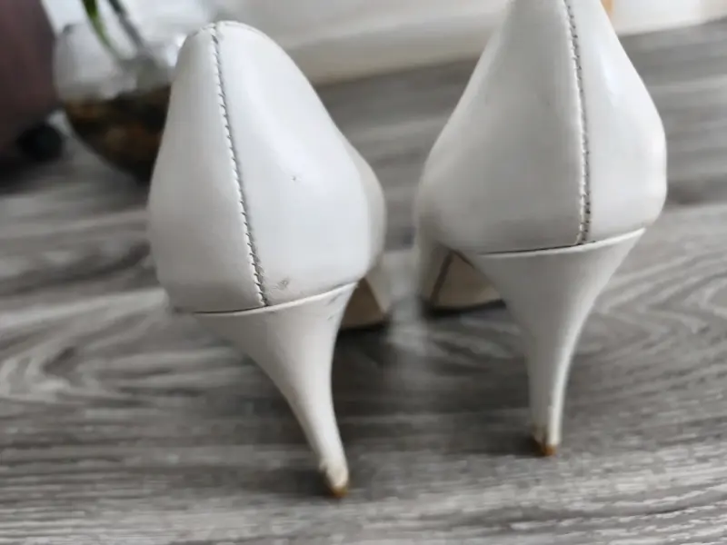 Zapatos de tacón blancos con lazo dorado - 2