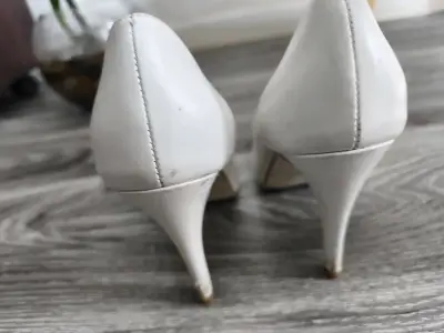 Zapatos de tacón blancos con lazo dorado - miniatura 2