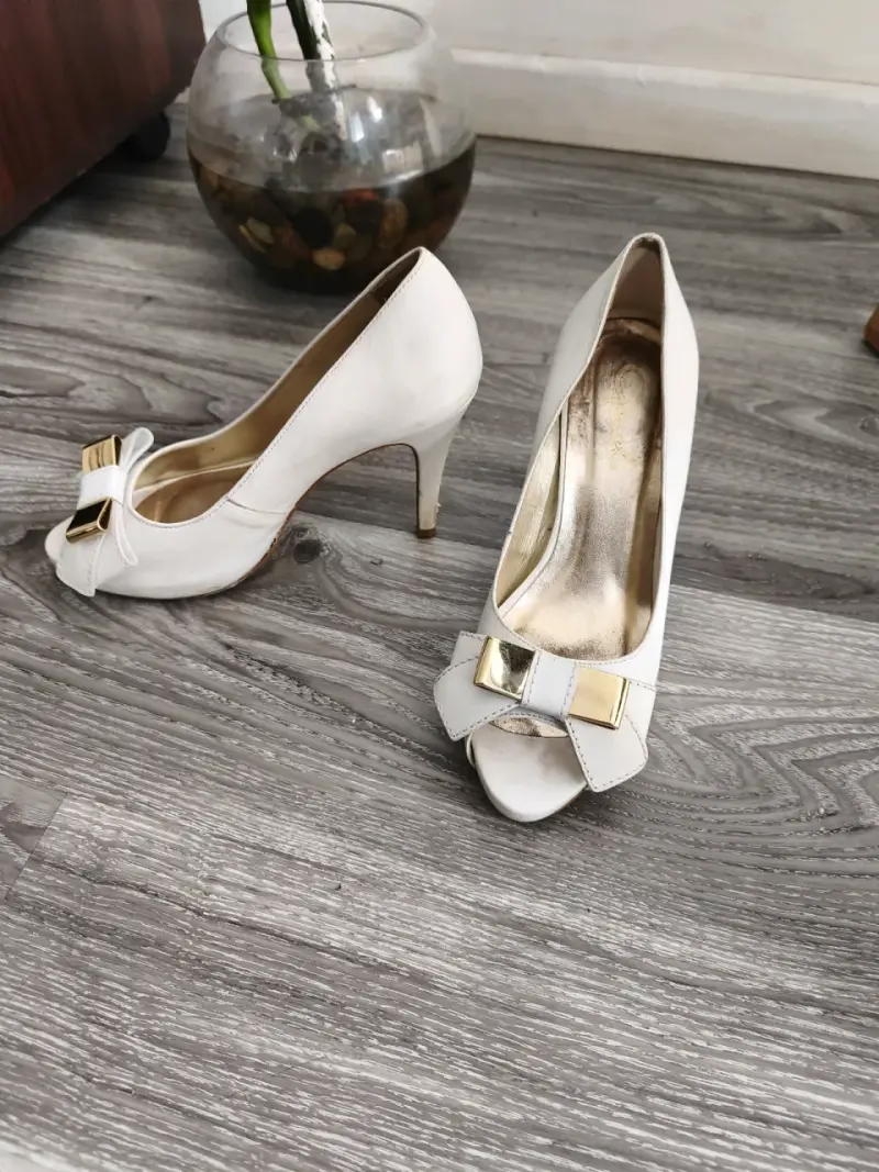 Zapatos de tacón blancos con lazo dorado - 4